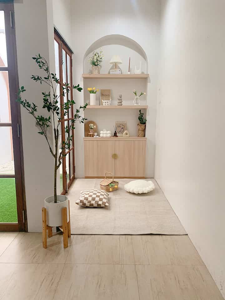 Seneng banget bisa mendekor ruangan ini dengan karpet yang senada dan ukuran nya pas di sudut ini.. walau pun karpet ini second tapi kualitas masih bagus. Biar makin cakep aku tambahin pohon artificial🤎🤎

#japandi 
#rumahdeveloper 
#pontianak 
#livewithkids 
#decorlowbudget
