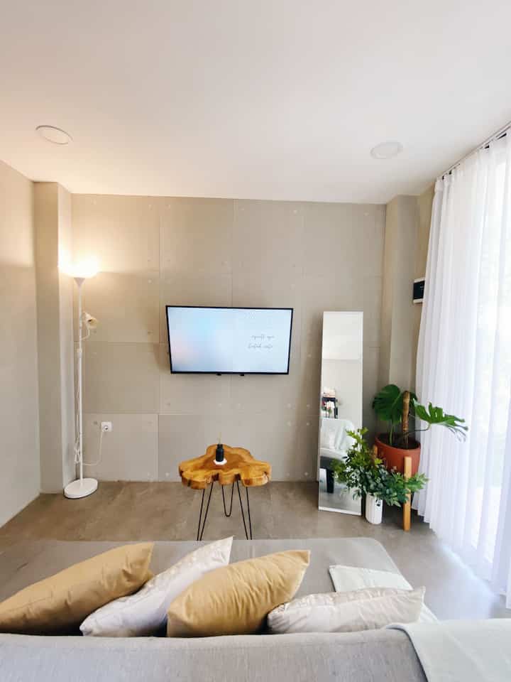 Ruang TV ini sekaligus menjadi ruangan untuk menerima tamu atau sekedar kumpul keluarga. Ruangan yang paling sering digonta-ganti ornamen dekornya karena paling enak dijadiin spot foto 😆❤️ Untuk konsepnya tetap industrial yang menggunakan dinding conwood berbentu kotak dan berwarna abu2 agar terlihat seperti dinding yang dibuat manual.

#aestheticroom #aesthetichomedecor #homestyling #industrial #modernhouse
