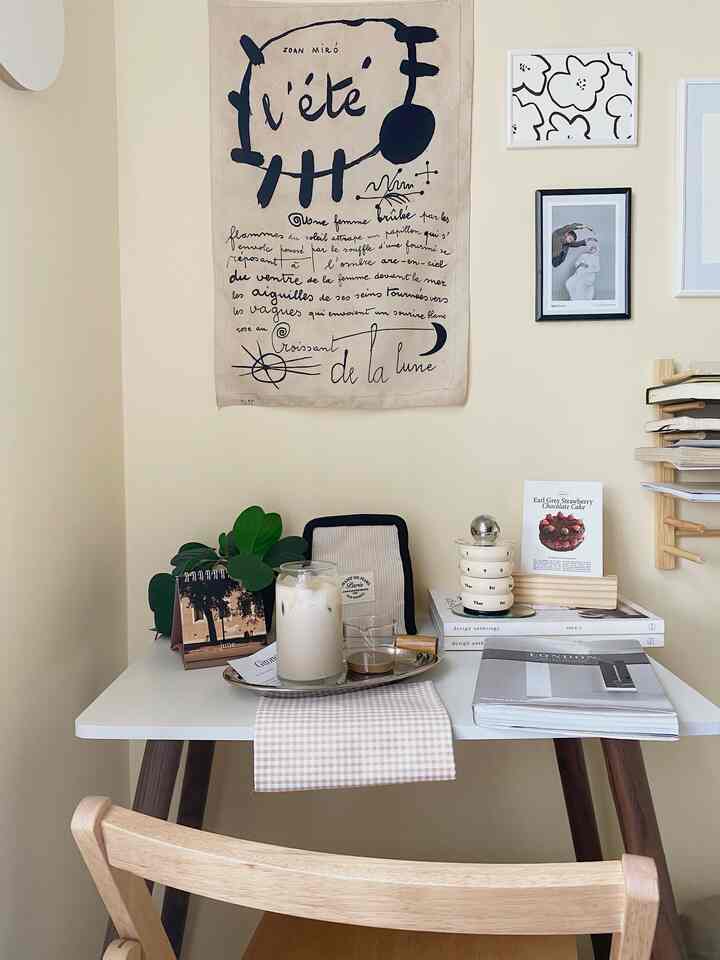 Memanfaatkan sudut kamar yang kecil banget buat naruh work desk.
Yap, meski sekarang full time IRT, tapi aku nggabisa jauh dari kebiasaanku yaitu suka banget nyatet dan ngelakuin banyak hal di "work desk". Rasanya kamar hampa kalo gada work desknya. Dan lagi jadi mager kalo cuma mau nyatet2 tapi harus keluar kamar hehe.
Ngga disangka di space se sempit ini, eh spot ini sekarang malah jadi spot terfavoritku! Tempat yang bisa aku re-decor setiap saat, tempat ngelamun dan minum kopi waktu anak lagi tidur siang, tempat ngitung pengeluaran bulanan, banyak deh!

#aestheticroom #aesthetichomedecor #homestyling #workdeskidea