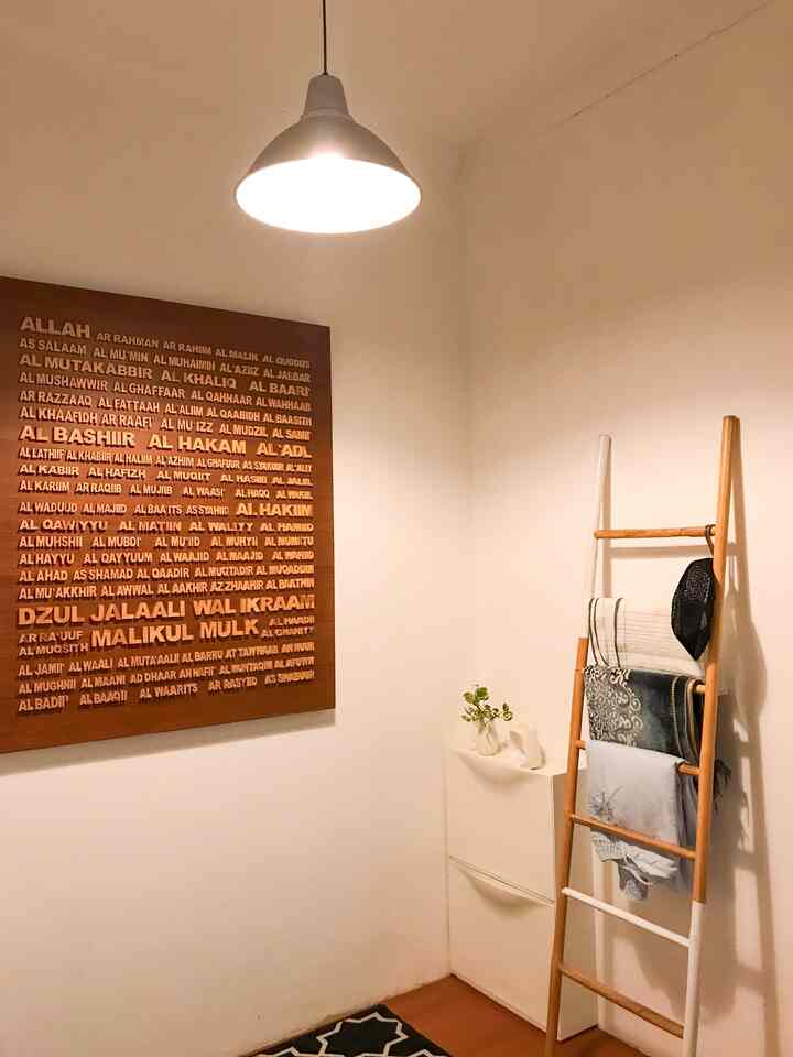 Musholla, salah satu ruangan favorite di rumahku. Ukurannya tidak besar tapi cukup. Ladder rack untuk menyimpan perlengkapan shalat yang dipakai sehari-hari, sedangkan storage di sebelahnya untuk menyimpan perlengkapan shalat cadangan dan Al-quran. Dipilih storage yang tipis supaya tidak memakan tempat.

#aestheticroom #aesthetichomedecor #homestyling #ikea #musholla #prayingroom #woodendecoration #ikeahack


