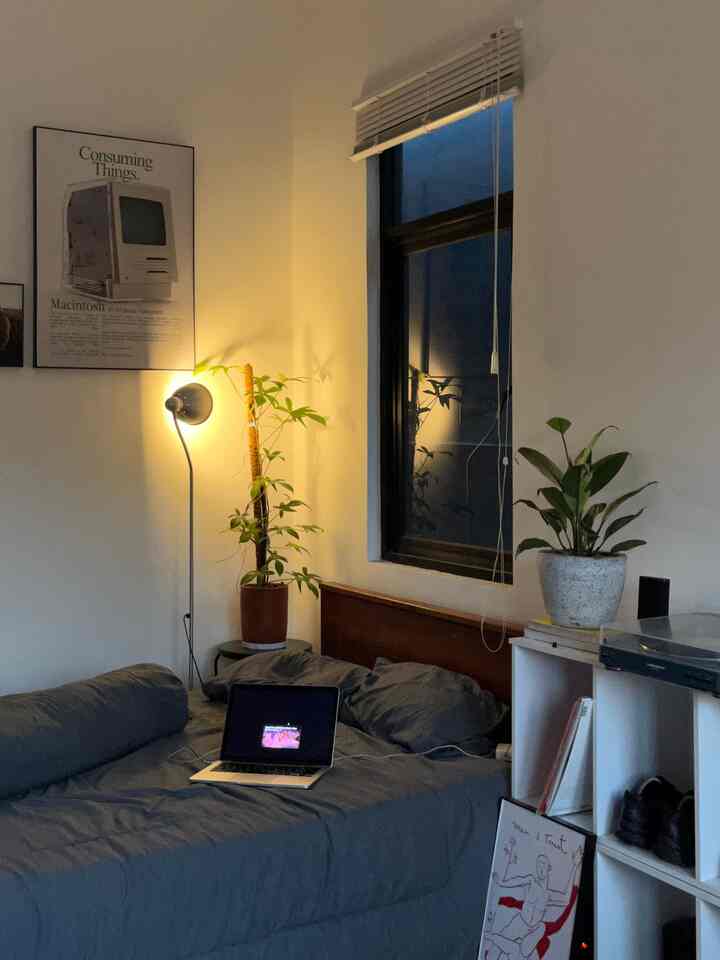 Menurutku lighting kecil lebih enak dilihat daripada lighting yg terang. Kesan tenang yg didapat dari lighting/lampu yg kecil bikin betah berlama-lama di dalam ruangan tersebut. Kalo menurut kalian gimana? 

#aesthetichomedecor #homedecor #lightingdecoration #roomdecor #roomdecorinspo #aestheticroom 