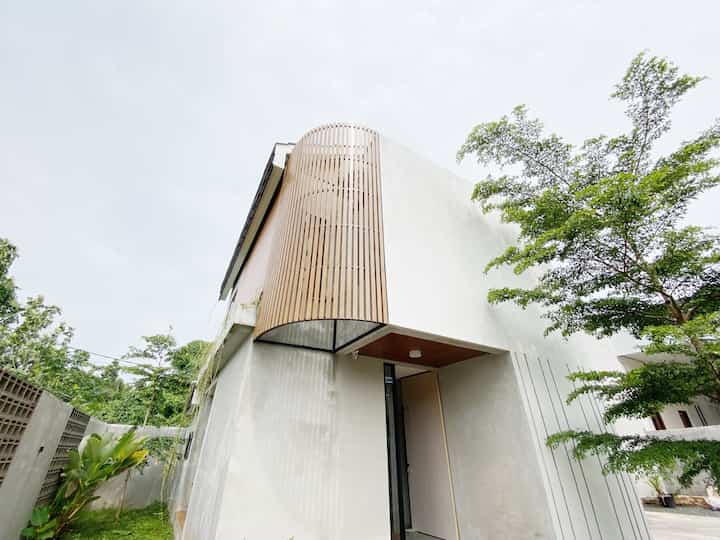 Fasad rumah tampk samping 

Perpaduan warna acian dinding abu-abu dengan elemen kayu cokelat dan putih emang bikin rumah ini menjadi lebih menyatu dengan alam 🥹❤️

#modernhouse #fasadrumah #industrialhouse #aesthetic #homestyling #homedecorinspo 