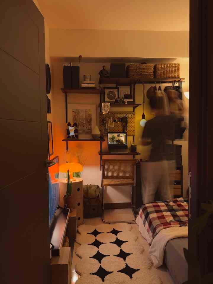 Rak bersusun secara vertikal didinding, selain berfungsi sebagai storage, bisa menghemat tempat di ruang terbatas. Pilihan storage menggunakan keranjang ternyata bisa menjadi elemen dekor loh 😊
#aestheticroom
#aesthetichomedecor
#homestyling
#selasarapt
#tinyapartment
#rakdindingestetik
#roommakeover
