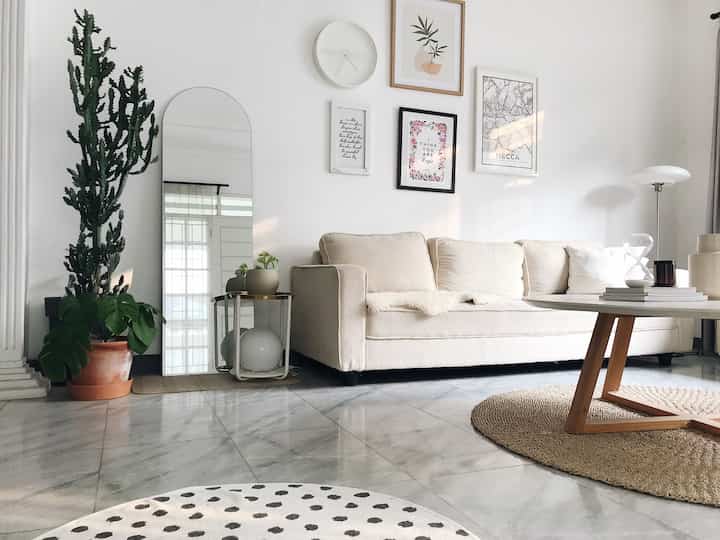 Mulai bosen sama vibe ruang tamu ini, pengen make over tapi bingung mulai dari mana. Paling rearrange furniture dan barang-barangnya aja karena aku ga mau beli barang baru. 

#homestyling #dekorasiruangtamu #ruangtamu #livingroom #livingroomstyling #indoorplants #ikeahack