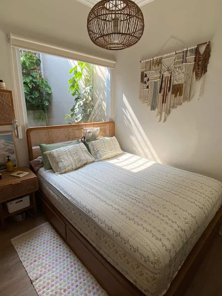 Kamar paling nyaman kalo abis ganti seprei. Setuju ga? Cuaca lagi cerah ceria jadi bisa ngelamun sambil liatin taneman ✨

#kylehome #tempattidur #bedroominspo #bedroomdecor #kamarnyaman #furniturerotan 