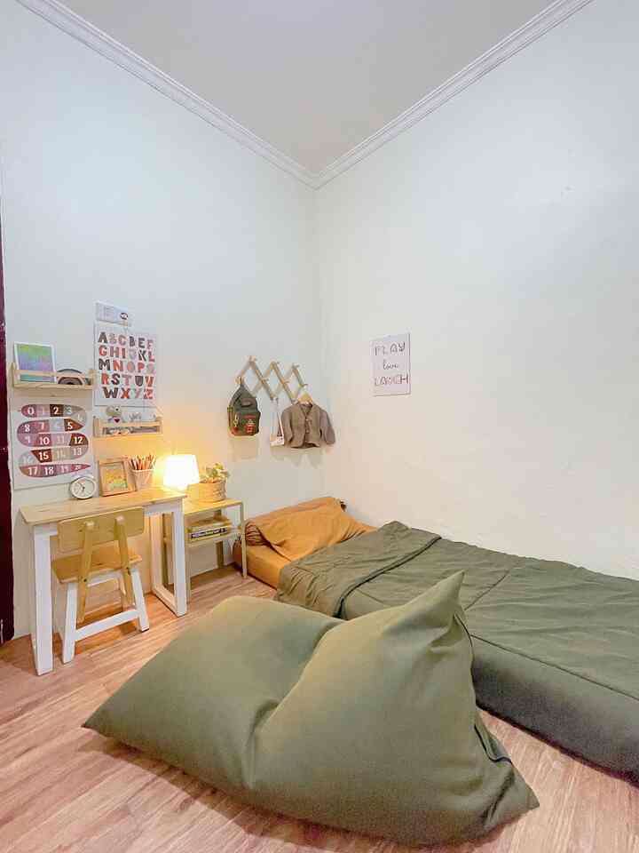 Children's Room in the Corner This room is quite simple, the color green was chosen because my son likes the color green. This room becomes aesthetically pleasing when you use a wood patterned vinyl carpet. Lighting from a table lamp, and some decorations on the walls. I try to create a warm and comfortable atmosphere for my child's room. Even though there is no special concept, I always choose items with neutral or matching colors. The mattress and study table in my son's room are the selling points in this room. By changing the prints and bed sheets, you can change the atmosphere. Tips for making an aesthetic room, you only need to choose products that are suitable for the room, while still adjusting to taste. From color, shape, and don't forget to maximize its function.


#bedroom #kamaranak #aestheticbedroom #homedecor #minimalis #rumahmungil