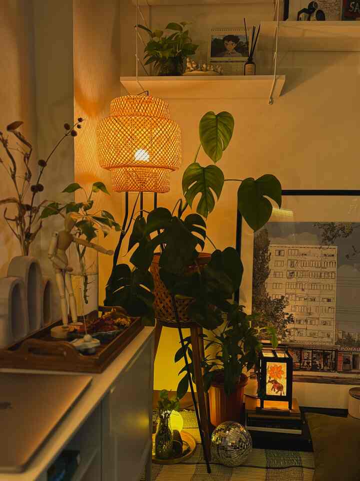 Sudut santai di apartment, biasanya sepulang kerja langsung buka leptop dsini dan membakar lilin atau dupa.
#livingroom
#readingroom
#nightvibes
#tinyapartment
#selasarapt
#lampuestetik
#apartmentdecor
