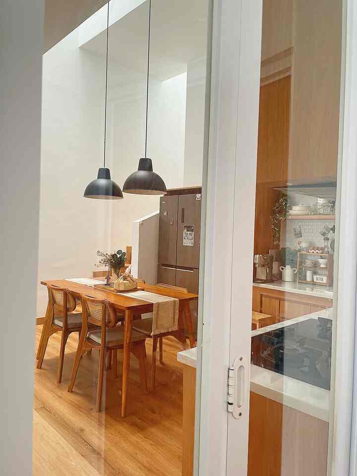 
Area makan dirumah ini dengan meja makan jati dan 4 kursi. Dining area ini menyatu dengan dry kitchen. Menghabiskan waktu diruang ini ketika waktu makan tiba.

#diningarea #diningtable #kitchenanddining #ruangmakan #diningareadecor #kitchendecor #drykitchen #dapurminimalis 