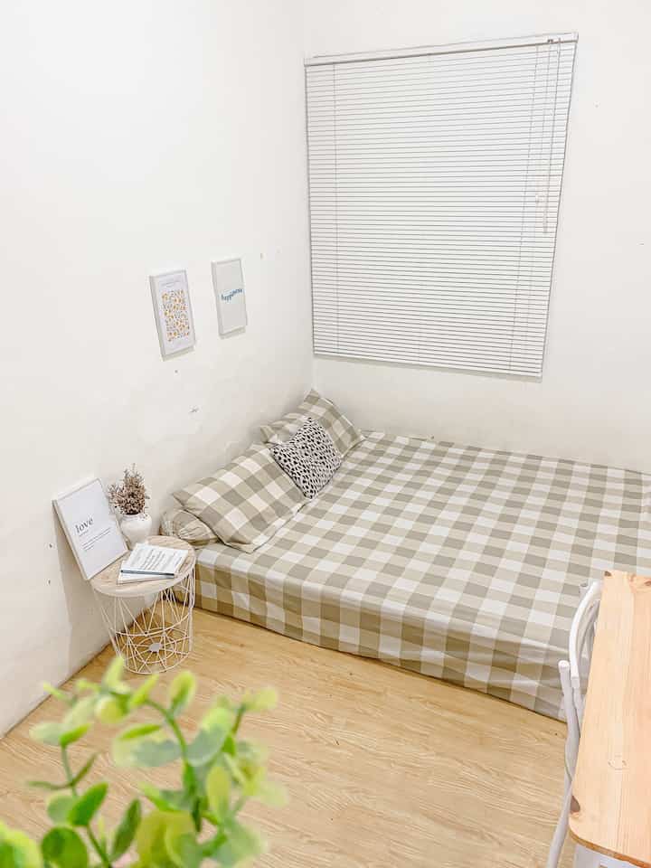 Ruang dan sudut ternyaman sekaligus estetik. Kamar tidur sederhana kami. 😁 sengaja sejak awal kami memutuskan untuk meniadakan lemari dalam kamar ini agar terkesan lebih luas dan juga simple. Pemilihan warna putih san wood juga kami pilih supaya terlihat warm dan nyaman untuk kami beristirahat :) 

#aestheticroom #aestheticroomdecor #homestyling #bedroom #aestheticbedroom #japandistyle #koreanstyle #kamartidur
