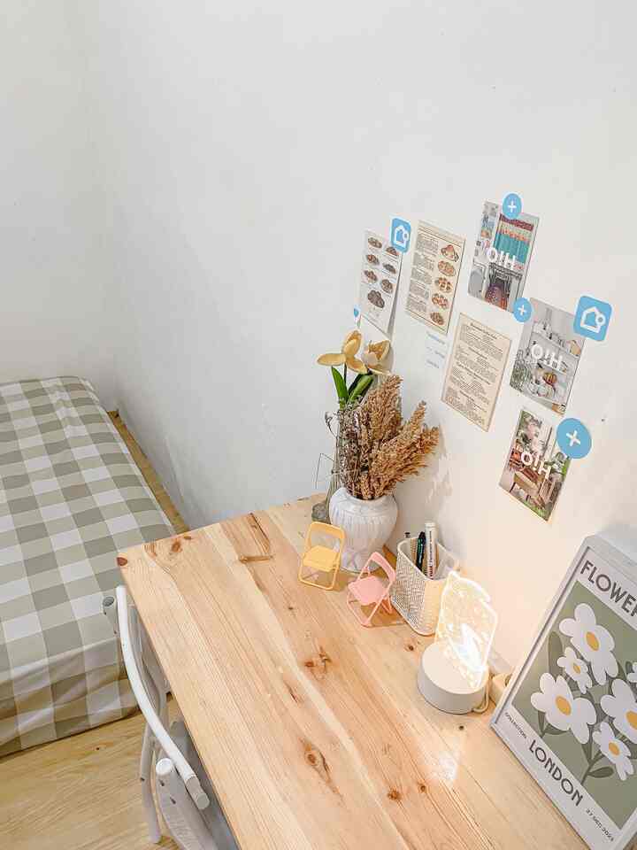 Spot kerja yang paling hepi ku pandang. Karena tampilannya yang sederhana dan bisa bikin ku nyaman duduk disini berjam jam.. bisa untuk kerja atau sekedar santai nonton drakor di meja kerja ini. #homeoffice #desk #minimalisdesk #decormejakerja #homedecorinspo #homedecor #decor #ruangkerjasimple #japandi #korean #rumahminimalis 