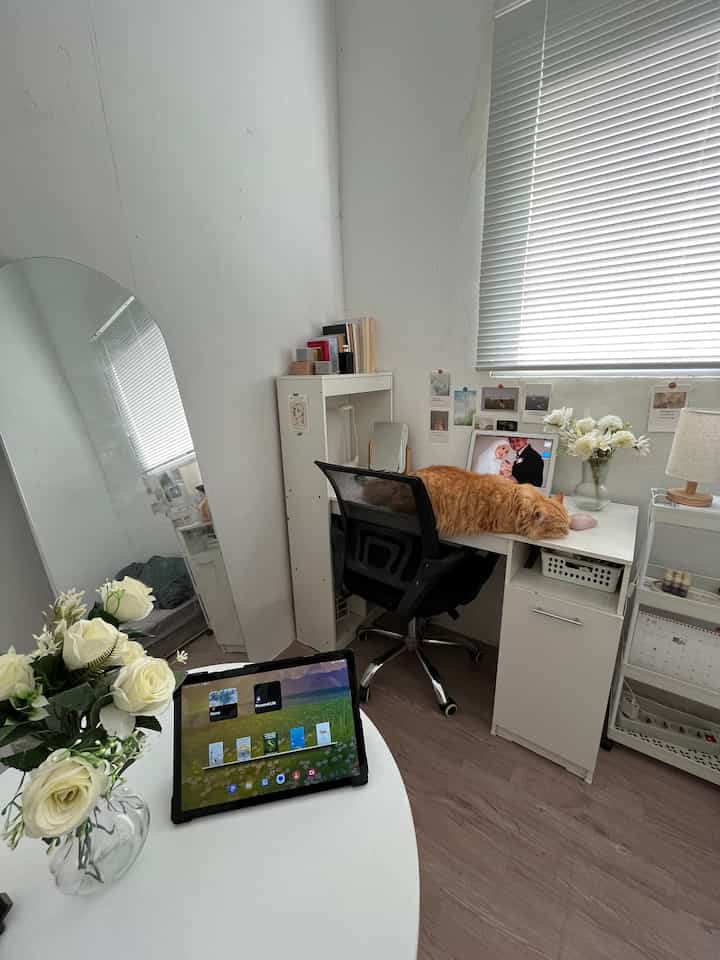 Remote worker sanctuary 🏠

Menciptakan tempat yang nyaman untuk bekerja adalah kunci utama agar makin produktif.

Apalagi aku seorang remote worker yang kerjanya di rumah aja, jadi ruang kerja harus dimaksimalkan. Meskipun dengan budget yang terjangkau.

Oiya, ruang kerja ini bergabung dengan kamarku. Namun, aku tetap menganggapnya ruang kerja. Yaa, karena memang tidak ada ruangan lagi yang cocok untuk bekerja selain di kamar ini 🤗

Dengan sentuhan warna earth tone, kamar ini jadi lebih terlihat clean & minimalist 🤍

#homeoffice #homeofficestyling #homeofficedecor #decorlowbudget #desksetup #minimalist #rumahmungil