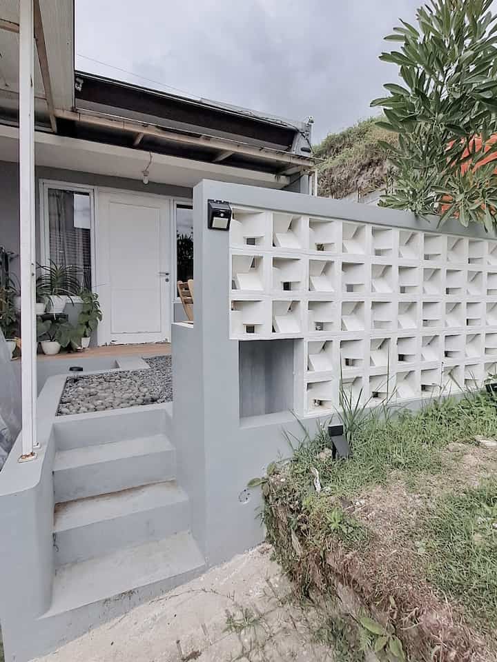 🌿🍀 Our Outdoor Garden🍃

Meski luas rumah kami terbatas, kami ingin tetap memiliki taman yang bisa kami gunakan untuk berkumpul bersama keluarga. Akhirnya kami sepakat untuk memiliki 2 taman mungil, satu di area indoor dan satu lagi di depan rumah.

Untuk kedua taman, pilihan kami jatuh pada taman kering yang lebih low maintenance. Ini taman area depan yang agak unik karena memiliki 2 akses tangga. 1 Tangga samping yang langsung menuju area garasi dan satu tangga lagi langsung menuju area depan rumah. 

Untuk penerangan area taman kami juga menggunakan Solar Lamp, kapan2 kami tunjukanan kondisinya saat malam hari ya. Gak kalah indah kok, meski hanya diterangi lampu solar.

#japandihouse #genkan #tamankering #drygarden #tamanoutdoor #fasad #rumahminimalis #rumahtipe45 #stylinggarden