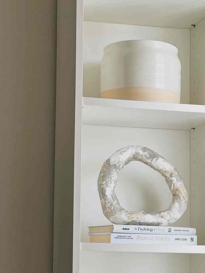 Good Afternoon Neighbor O! House!

Casadirio's decoration items weren't all bought, so there were some that we #diy ourselves. For example:
- picture 1: vase ring, we diy it from paper mache and waste paper
- picture 2: Zara Home style stopping door, we made it from white cotton rope with a diameter of 24cm
- Image 3: This IKEA pillowcase, we modified with linen fabric that we embroidered
- picture 4: cube bubble and wooden beads, we made them from wooden mate then we glued them and attached them to macrame rope
- Image 5: This flying tiger style black box, we made from table mats and wall boards

We #diy because you keep customizing decor items to your home. So that our house has a "personal touch" from the owner.

#decorlowbudget #rumahcluster #doityourself #diyhomedecor #homedecor #japandi #nordic