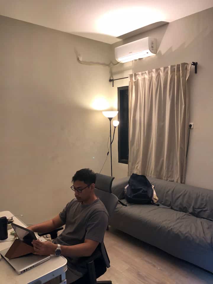 Akhirnya yang punya ruangannya muncul🤭 kamar ini salah satu yang gemeees banget pengen aku makeover, tapi berhubung daerah kekuasaan bapak, jadi buat saat ini masih bener2 sesuai sama kebutuhan dan seleranya dia

#ruangkerja
#dekorasiruangkerja
#inspirasiruangkerja
#rumahkecil
#rumahminimalis
#depok
#rumahtumbuh