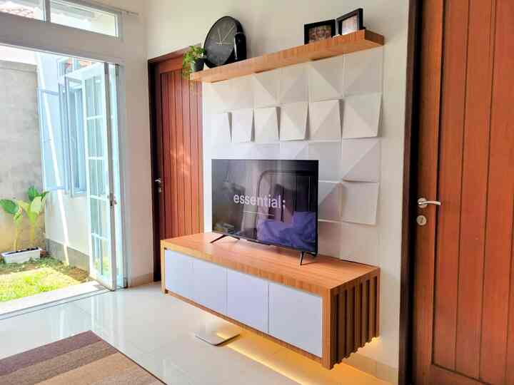 Kenangan larut malam dan akhir pekan yang dihabiskan untuk membuat sudut TV kecil kami sendiri. Setiap bagian adalah hasil kerja cinta dengan anggaran yang ketat. Hasil? Ruang nyaman yang membisikkan dedikasi dan kreativitas kami. #DIYTVspace #CreativityOnABudget #HomemadeComforts #lowbudgetdecor #japandi #homedecor