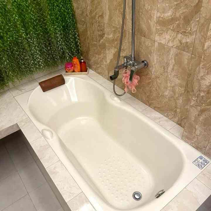 Tempat ini, adalah tempat istirahat kedua buat aku, selain kamar tidur. Setelah lelah seharian, dengan aktifitas sebagai Ibu Rumah Tangga, sebelum tidur aku selalu menyempatkan berendam disini dengan menggunakan air hangat, ditemenin lilin aroma theraphy. Selain, berendam sangat baik untuk kesehatan, aktifitas ini juga, membuat tidur kita akan semakin nyaman dan pules. Kalau kalian, ada yang samaan ngak dengan aku?
#bathroom
#bathroomidea
#bathroomdecor
#Inspirasikamarmandi
#inspirasikamarmandibathup
#Inspirasikamarmandisimple
#designkamaandi