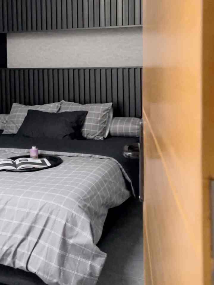 Pemilihan konsep design kamar jadi bikin vibes ruangan lebih estetik. Walaupun ruangannya kecil akan terlihat besar dan nggak monoton. Tentunya untuk konsep kamar ini monochrome tapi terkesan warm dan tidak seram.

#aestheticroom #aesthetichomedecor #homestyling #bedroomstyling #aestheticbedroom #monochromebedroom 
