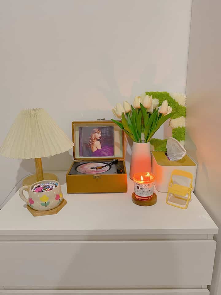 Bagian lemari dan storage yang diatasnya aku taruh cd player. Mendengarkan musik di kamar semakin nyaman dengan adanya space diatas storage ini 🫶🏻🌷

#koreanstyle #storagedecoration #nightvibes #Jakarta #aparthouseconcept #28m2 #rumahmungil #decorlowbudget #rumahcluster 