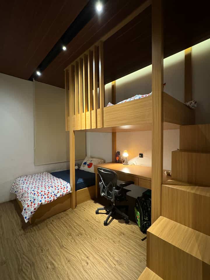 -Kids Bedroom-
sebelum rumah ini jadi, anak kembar kami selalu request untuk kamarnya bunk bed, tp waktu itu kami masih belum mengiyakan krn resiko yg besar jika kamar bunk bed dengan anak2 kami yg sangat aktif… akhirnya kami memutuskan boleh bunk bed asalkan tangganya tidak terjal.
Walaupun dominasi dengan warna coklat, akan tetapi ornamen2 serta tekstil yg kami gunakan tetap colorfull, krn kami mau kamar anak kami terlihat tetap “kamar anak-anak”.
pemilihan size bed kala itu juga kami pikirkan agar mereka tetap fit dengan bed mereka sampai remaja, kamipun memutus kan bed yg tidak terlalu kecil yaitu 120 x 200…
#bedroom
#bedroomdecor
#bedroomdesign
#kidsbedroom
#kidsbedroomdecor
#kidsbedroomdesign

