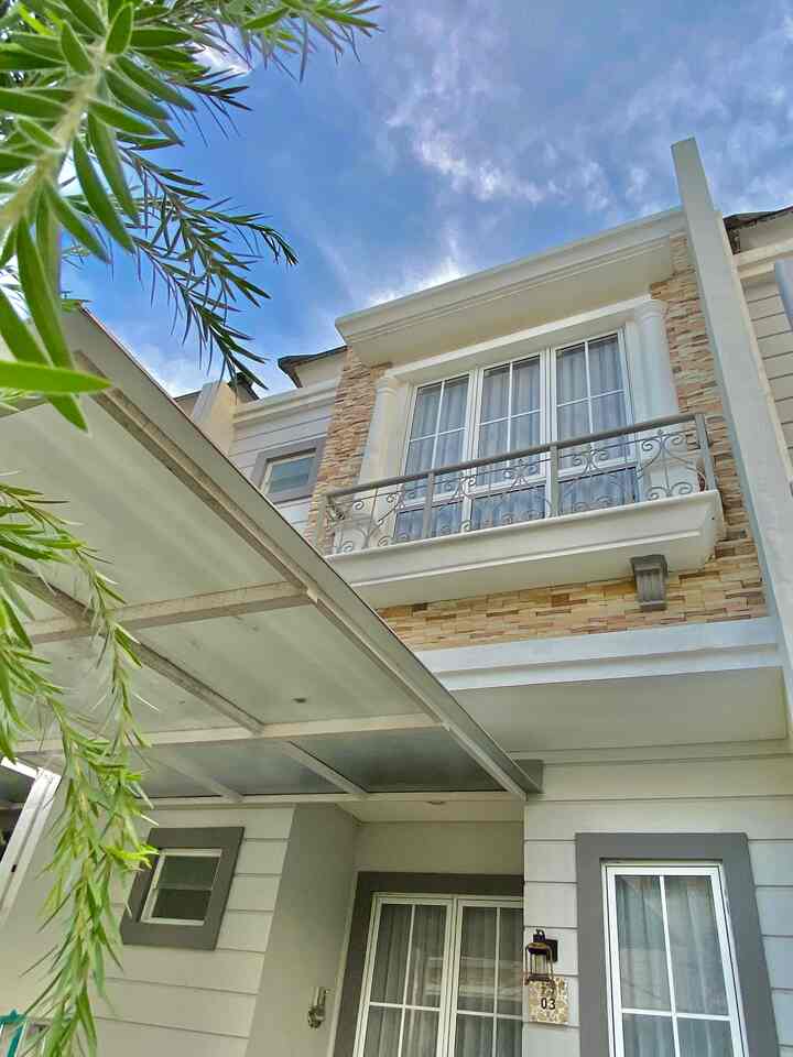 Fasad

Rumahku ini adalah rumah cluster, begitu aku lihat fasadnya, aku langsung jatuh cinta, yang paling aku suka dari fasad rumahku ini adalah aksen batu alam di bagian lantai 2, hal ini membuat fasad terlihat semakin indah dan hidup.

Selain itu di lantai 2 terlihat ada balkon kecil, pada kenyataannya balkon ini tidak bisa difungsikan, keberadaan balkon ini hanya sebagai pemanis saja, inilah yang aku suka dari desain fasad rumahku, dengan ukuran rumah yang super mungil, lahan terbatas, tapi masih tetap menonjolkan segi estetika. 

#fasad #facade #rumahcluster #rumahdeveloper #americanstyle #homedecor #aesthetichomedecor
