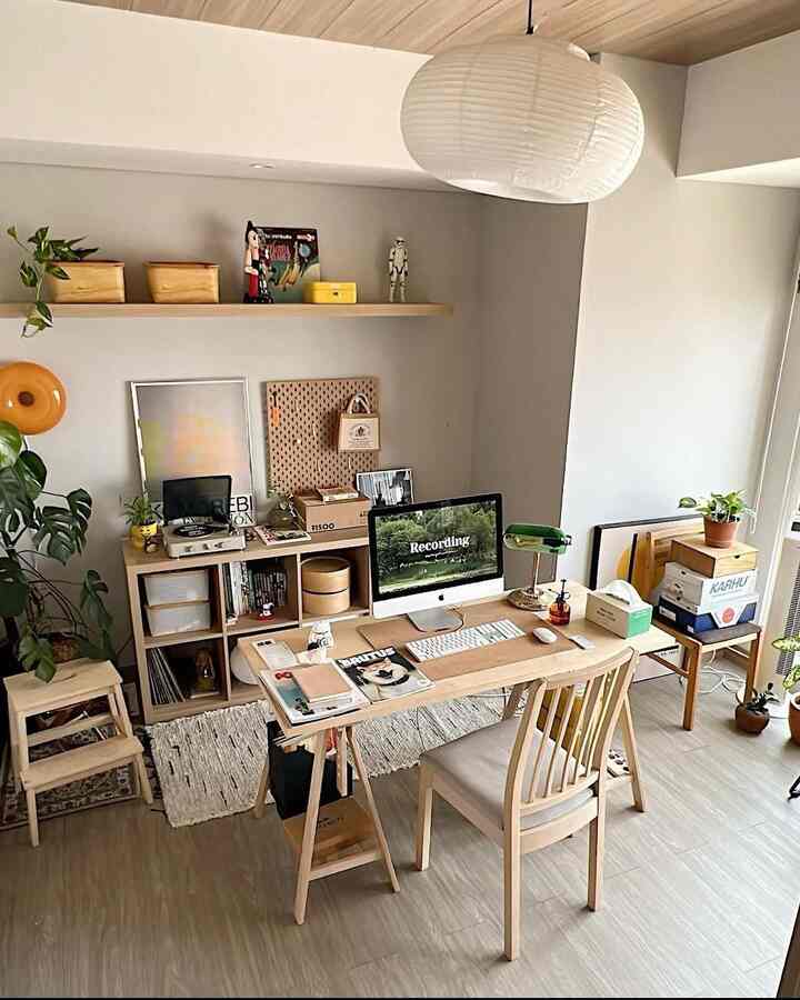 Design kamar ini awalnya adalah bedroom, lalu kami ganti stylenya menjadi agak industrial, tapi kami merasa stylenya kurang cocok dengan ruangan lain, akhirnya kami mengganti total semua furniture untuk area ini. 

Dan inilah hasil akhirnya! di dominasi dengan warna birch wood dan sebagian besar menggunakan furniture dari IKEA. 
Sekarang ruangan ini menjadi ruangan yang menurut kami paling aesthetic, didukung oleh cahaya natural yang baik. 🌞✨

#aesthetic #workingarea #apartement #designinterior #IKEA #workingareastyling #aestheticroom #aesthetichomedecor #homestyling