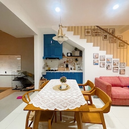 Dapur menjadi vocal point dilantai 1. Walaupun hanya segaris namun karena warnanya yang mencolok menjadikan ia mudah terlihat.
 #aestheticroom
 #aesthetichomedecor
 #homestyling
#dapursegaris
#bluekitchen
#dapurbiru
#eclectichouse
#eclecticroom
#minikitchen
#smallkitchen