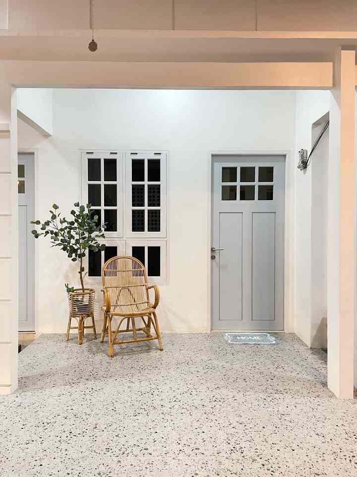 White & wood adalah warna dominan di rumah.rimara. Tetapi kami memadukannya dengan sentuhan warna abu muda & jg warna biru.

Salah satu yg paling kami suka dari rumah ini adalah pintu ala farmhouse dengan warna biru.

Kami tidak salah pilih warna karena warna kebiruannya menyatu dgn nuansa white & wood.

Banyak teman2 yg melihat pintu ini juga sangat menyukainya, selain bentuk pintu mereka jg menyukai warna pintunya.

Bagaimana menurut teman2?
Selasar kah perpaduan warnanya? ☺️💕

#rumahdeveloper #japandi #minimalist #pontianak #livewithpartner #farmhouse