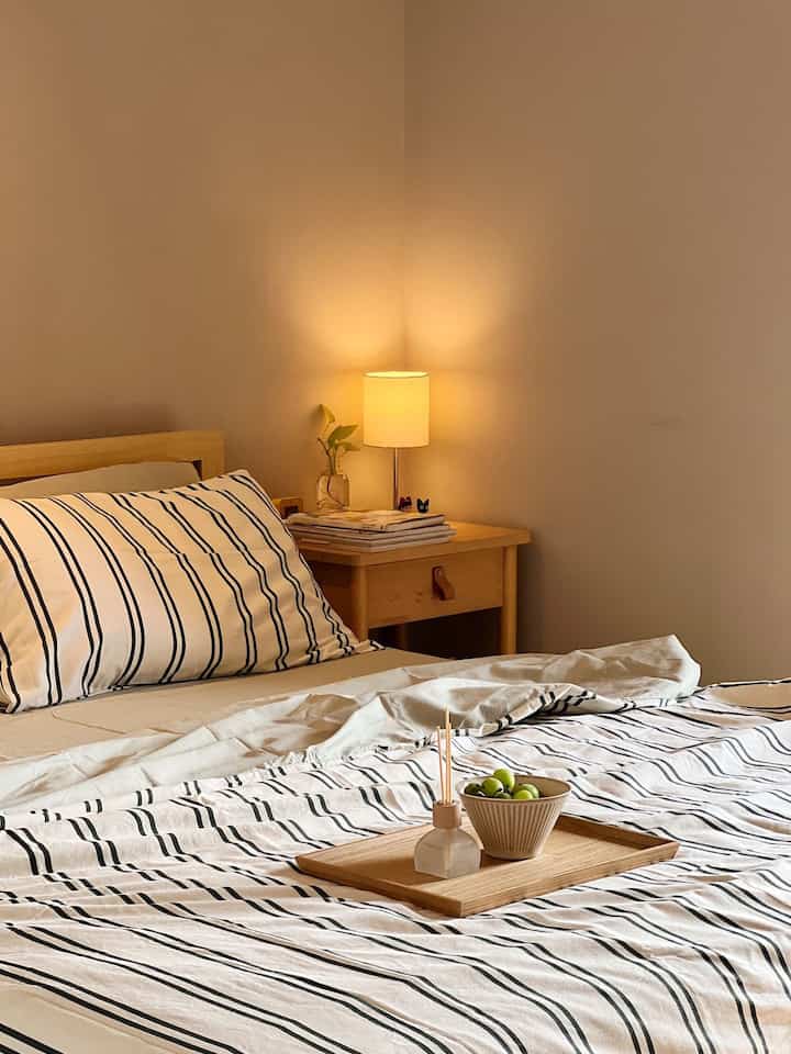 寝室の雰囲気を変える最も簡単な方法の 1 つは、シーツと枕カバーを変えることです 🙌🏻

#寝室 #kamartidur #bedroomstyling #decorideas #kamar #apartement