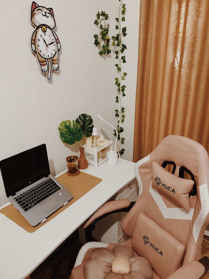 Ada yang berbeda dari dokumentasi sebelumnya, suka banget sama warna cat baru ini 🤎
Next time aku mau posting video before after nya 🫶🏼

#roomdecorinspo #minimalist #deskdecorideas #deskmakeover #roomstyling