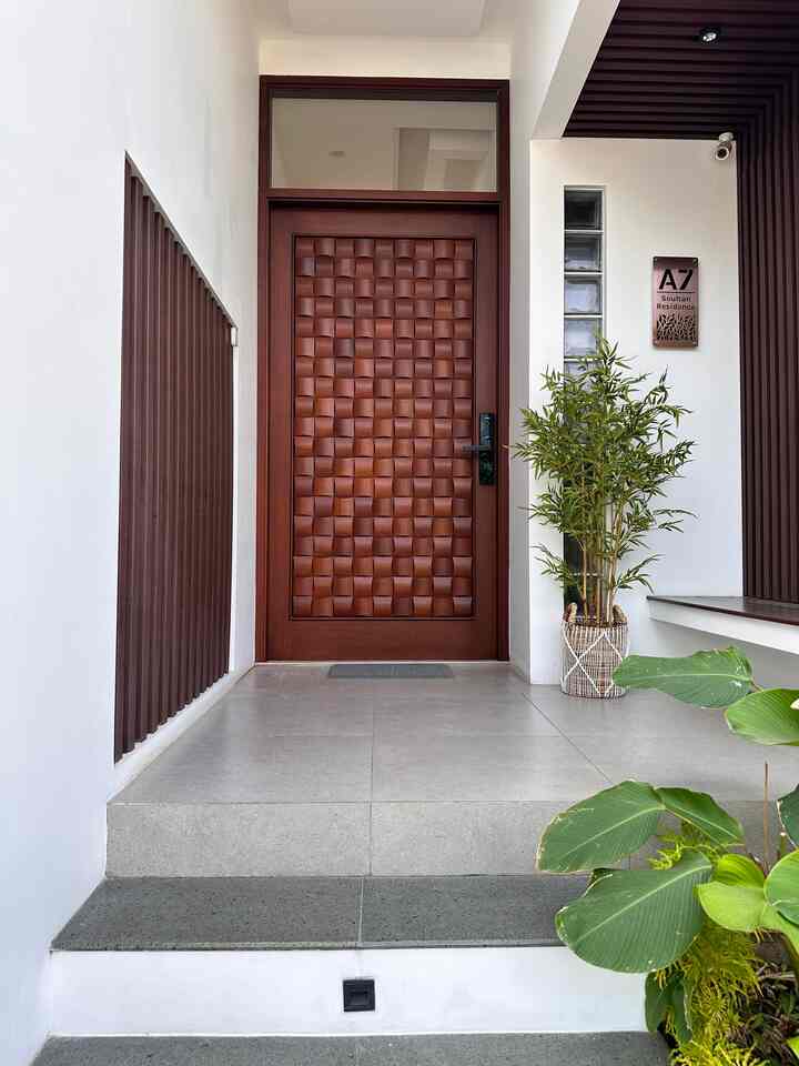 Menuju pintu masuk terdapat split level, taman kecil dan teras.

#Scandinavian
#FasadScandinavian
#Japandi
#RumahModern
#RumahMinimalis
