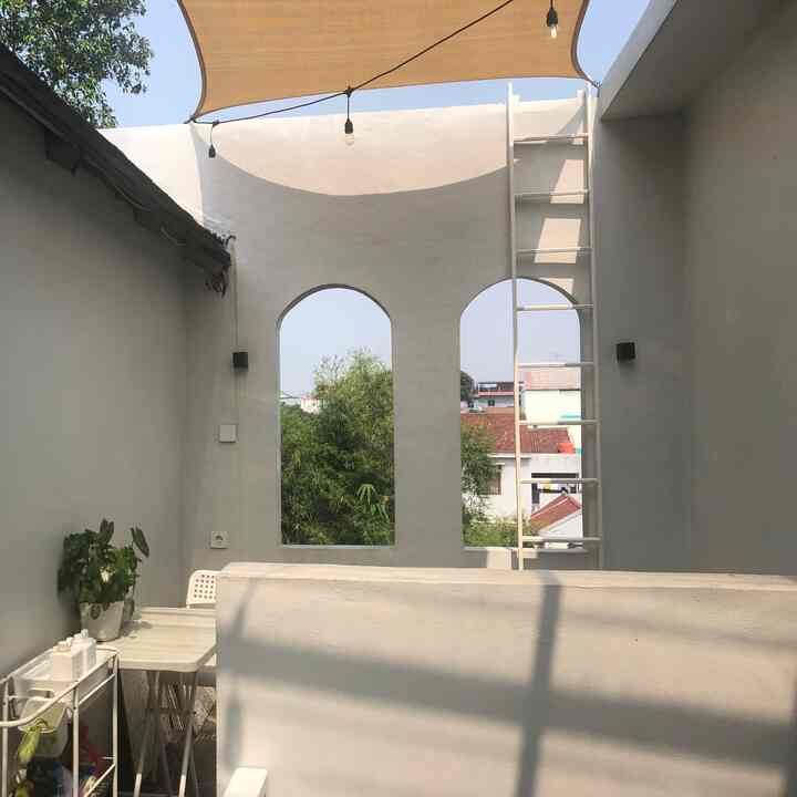 Di lantai dua, terbentanglah laundry room sekaligus tempat bersantai di ruang terbuka dengan sentuhan khas Santorini: dinding putih bersih yang memantulkan sinar matahari, jendela besar menghadirkan pemandangan langit biru, dan jemuran putih melambai lincah seolah menari di angin. Di ruang ini, mencuci menjadi terasa menyegarkan, ditemani harmoni warna biru langit, pepohonan hijau yang menemaniku saat mencuci pakaian. 🧺✨

#aestheticroom #aesthetichomedecor #homestyling #santorinistylelaundry #tropical #laundryroom