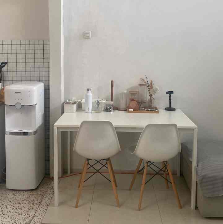 Di rumah ini, batas antara ruang keluarga, ruang makan, dan dapur seakan menyatu dalam keindahan harmoni. Setiap langkah membawa cerita baru: percakapan riang di ruang keluarga yang mengalir ke meja makan, aroma makanan lezat dari dapur yang mengundang selera. Di sini, setiap sudut berbicara tentang koneksi yang erat antara keluarga, cinta dalam memasak, dan momen berharga yang berlimpah. Inilah tempat di mana kami merayakan kebersamaan dalam kehangatan open space. 🏡✨

#aestheticroom
#aesthetihomedecor
#KoneksiDalamRuangTerbuka 
#minimalist
#tinyhouse
#mezzanine