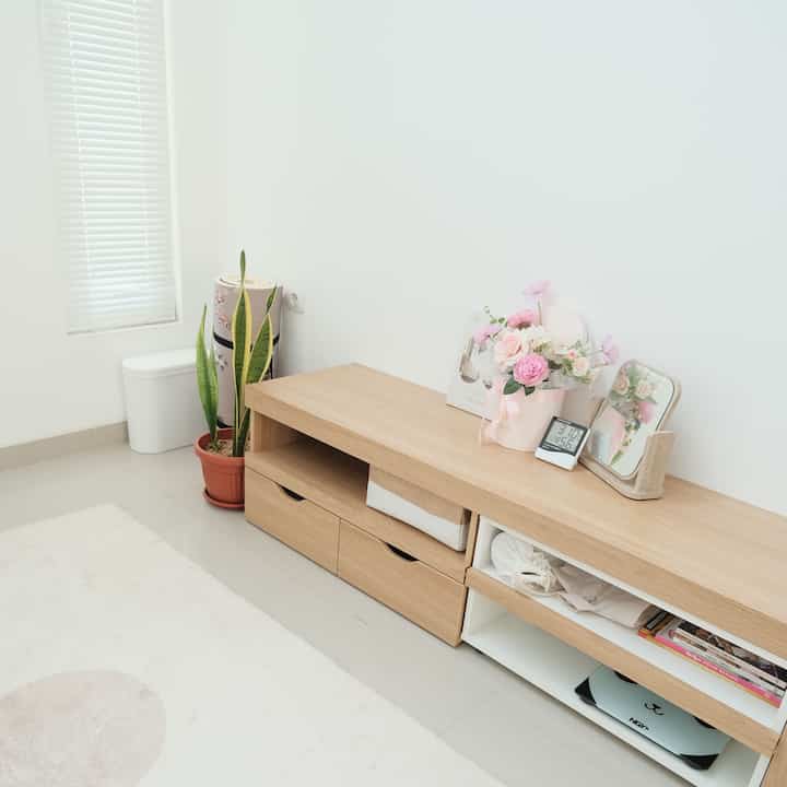 Pagi tetanggaaa ✨🤍

Kembali lagi bareng Living room di Damaruma 🥳
Living room ini sendiri kami gunakan sekaligus ruang tamu di rumah kecil kami. Untuk furniture yang kami gunakan sangat minimalis. 1 sofa kayu jati untuk 3 seater, tv bench yang merangkap juga sebagai meja tamu karena di sisi tv bench berwarna putih bisa ditarik dan dijadikan meja, jika tidak digunakan akan kami kembalikan ke tv bench jadi bisa menghemat tempat ✨
Oh ya rumah kami open space karena kami ingin memberikan kesan luas walaupun dirumah kecil sehingga living room, dining room dan kitchen jadi satu ruangan. 
Kami menciptakan batasan antara dining room dan living room dengan menggunakan karpet yang bisa membuat blocking area. Jadi walaupun open space masing2 room punya suasana yang berbeda. 😍

#livingroomstyling #livingroomdecor #livingroommakeover #koreanlivingroomideas #whitewoodlivingroom