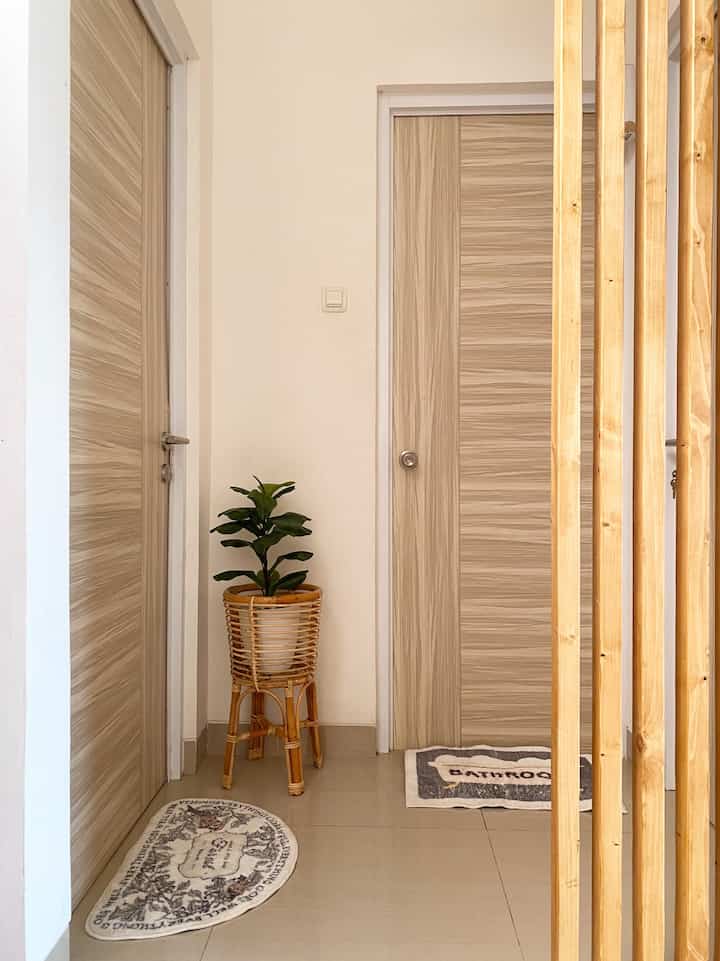 Spot Corner houze.of.fr
Sudut antara kamar utama, kamar mandi dan kamar ke 2. Di depan ke 3 ruang tsb ada ruang TV dan diantara ruang tv diberikan partisi kayu. 
#pintuhpl #homedecor
#corner #interior #homestyling #inspirasirumah #homeinspo #sudutruangan