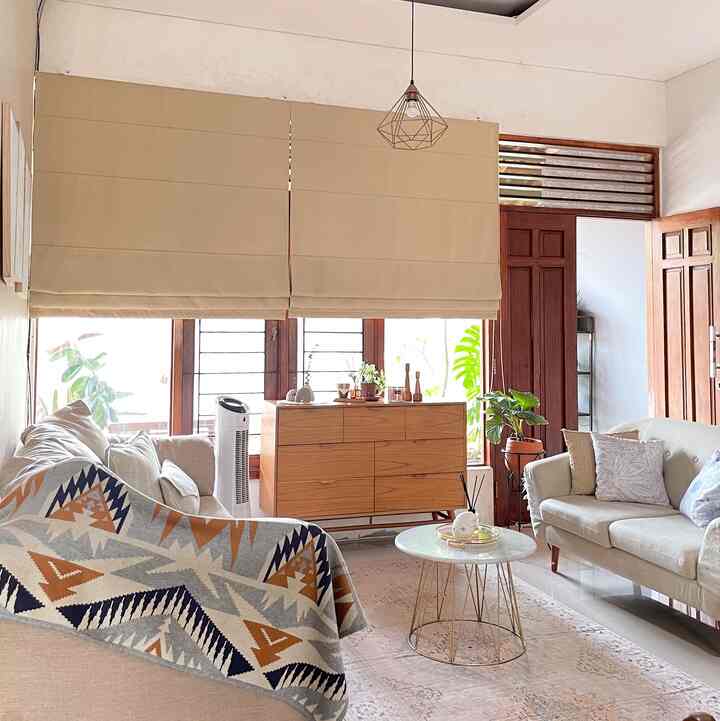 My tiny living room 🪟🍃🪹
-
Aku mendesignnya dengan dekorasi minimalis dengan memilih nuansa warna yang senada yaitu cream dan cokelat untuk menciptakan kesan ruangan terlihat luas dan lega. Furniture aku pilih dengan warna lebih gelap agar menjadi vocal point di ruang tamu ini dan aku juga mendekorasinya dengan tanaman mini, karena cahaya matahari selalu bersinar setiap pagi di ruang ini🌞✨
.
#KNSLiving
#livingroomdecor
#livingroomstyling
#livingroommakeover
#tinylivingroom
#homedecoration
#minimalistmodern
#japandidecoration
#warmfeeling