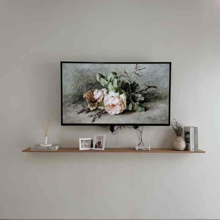 Untuk living room kami ingin menciptakan suasana yang hangat karena di tempat ini kami banyak menghabiskan waktu untuk berbincang dan menonton film kesukaan kami.
Karena warna di living room kami dominan putih jadi kami memilih dried flowers dengan vas rustic handmade

#livingroomstyling #livingroomdecor #livingroommakeover #aesthetic #tinyhouse #livewithkids #minimalist #jabar #rumahmungil