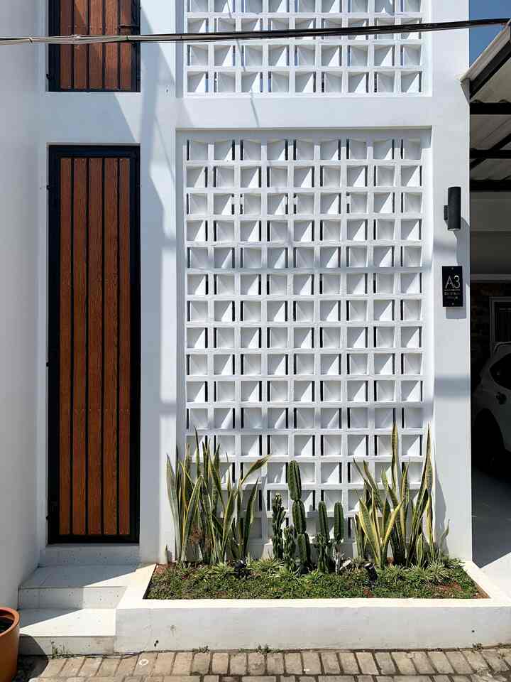 Minimalist Garden ✨

Taman minimalis dengan ukuran 60cm x 2m. Kami ingin taman yang simpel makanya kami hanya menggunakan tanaman kaktus, sansevieria, lili paris dan rumput gajah. Selain itu kami menambahkan lampu spotlight agar terkesan warm di malam hari.

#minimalistgarden
#simplegarden
#gardenstyling
#tamanrumah
#minimalist
#rumahcluster
#65m2