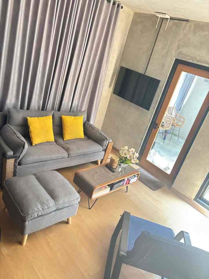 Kali ini mau ngenalin Living Room nya Wina.Home
Living room kita tidak terlalu besar, biasanya ruangan ini tempat berkunjung kalau ada saudara tau kerabat dekat🩷
Jangan salfon sama bagian kaki sofa y,, itu scratcher biar anabul g garuk2 si sofa🥲
#livingroomstyling
#livingroomdecor
#livingroommakeover
#livingroomindustrial
