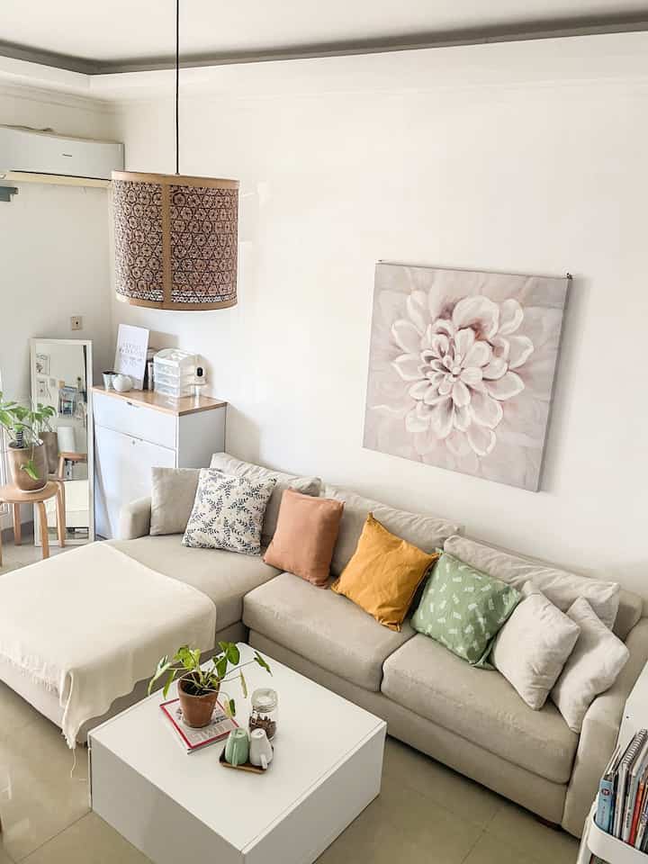 Time to update the look of our living room

Saya menambahkan beberapa cushion untuk sofa beige namun masih mempertahankan look yang natural. Cushion dengan warna cream dan mustard adalah produk dari ikea, lainnya saya cari di beberapa marketplace. 

#livingroomstylish #livingroomdecor #livingroommakeover #skandinavian #minimalist 