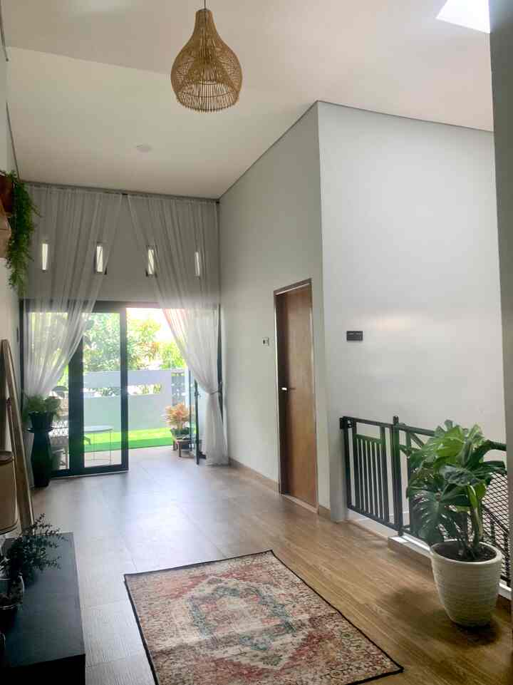 Living room area lantai 2 ini terasa lebih privat dengan pemilihan material lantai dengan motif wood dengan tetap menggunakan furniture dengan tone warna dark. Living room area ini pencahayaannya cukup maksimal karena adanya bukaan yang lebar dengan gorden yang tinggi agar terkesan luas dan lapang. Untuk decor yang dipilih lebih minimalis dan dipadukan dengan tanaman hias dan sebagai percantik ruangan dengan bunga segar bewarna kuning
#livingroomstyling
#livingroomdecor
#livingroommakeover
#nasrliving
#roominspo