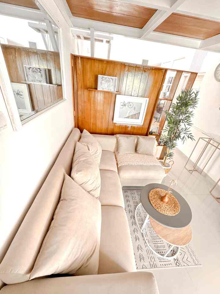 Suasana yang ingin saya ciptakan pada living room rumah kami adalah warm/hangat dengan konsep natural. 
Dekorasi natural yang saya maksudkan adalah penggunaan perabot berbahan kayu dan berwarna natural. 
Sebagian besar saya mendapatkan dekorasi ini dengan membelinya melalui ecommerce ✨

#livingroomstyling #livingroomdecor #livingroommakeover #ruangtamuminimalis #inspirasiruangtamu #ruangtamumungil