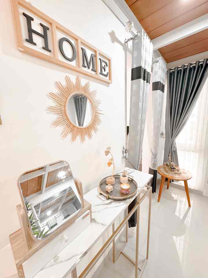 Hiasan di ruang tamu mungilku, menggunakan pajangan di atas meja konsol yang ramping.
Dengan meja konsol yang ramping akan membuat ruangan lebih aesthetic tetapi tidak memakan tempat ✨

#mejakonsol #dekorasiruangtamu #minimalist #idedekor #hiasanruangtamu 