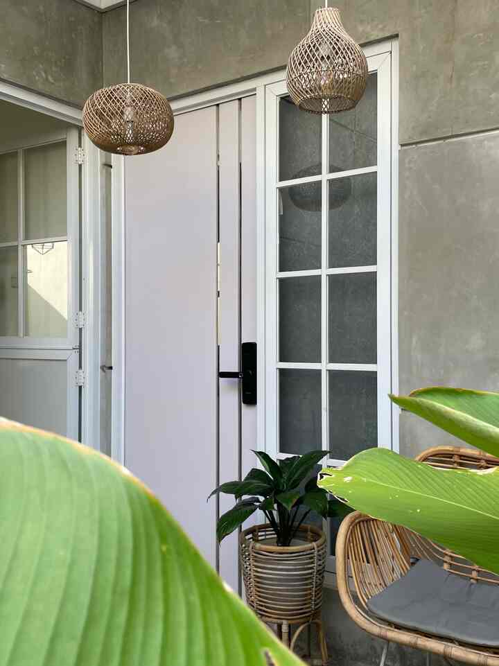 Sudut yang nantinya akan bertumbuh ke atas. Menggunakan ornamen dengan warna  & bahan natural. Agar suasananya lebih menyatu dengan alam. Industrial tropical house. Wdyt?

#rumahindustrial #tropisindustrial #tropicalhouse #dekorasiestetik #rumahtumbuh