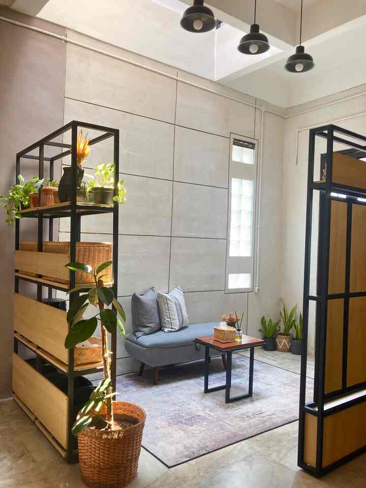 Jumpa lagi dengan Living Room Roemah Pakal.

Karena si empunya rumah punya cita cita ada anak hejo dalam ruangan, maka aku menata living room ini dengan meletakan beberapa anak hejo mulai dari yang kecil, sedang , sampai lumayan gede. 

Selain itu untuk menghidupkan suasana aku menggunakan bantal sofa yang mempunyai tone senada tapi motif berbeda

Semoga menjadi inspirasi ya. Thanks

#livingroomstyling
#livingroomdecor
#livingroommakeover
#livingroom
#ruangtamu #surabaya