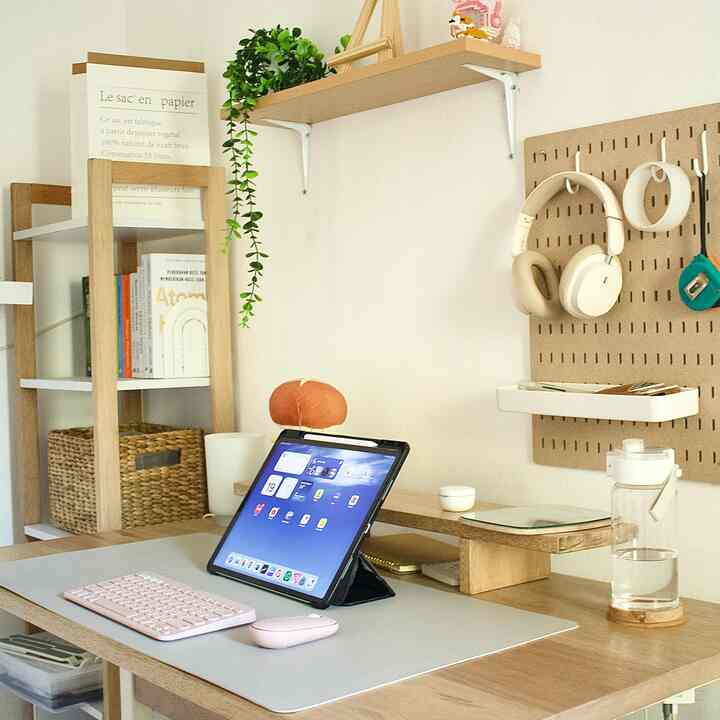 Desk set up warm and cozy furniture #cozy #workspace #homeoffice #workingspace #woodfurniture