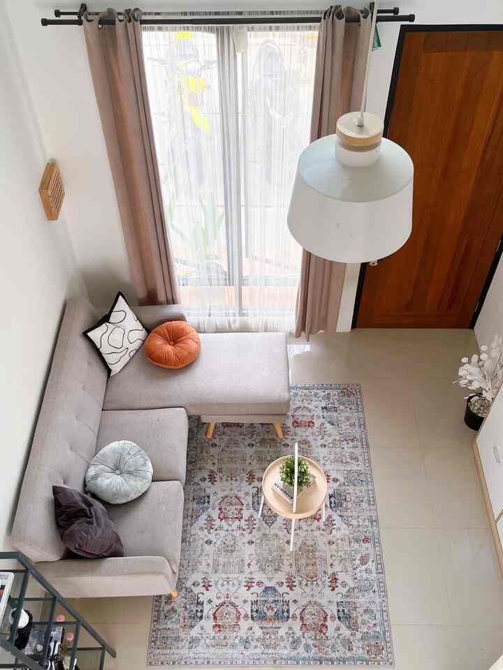 Arranging the Living Room

The living room in the first house is the first area you pass when you enter. I arranged it by choosing items and colors that still have the same theme as the house. And displays a few colored elements as sweeteners but is still connected to the colors white, wood and black.

#livingroomstyling #livingroomdecor #livingroommakeover