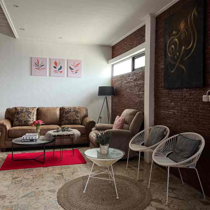 Memiliki ruang tamu nyaman pastinya impian banyak orang, sayapun salah satunya hehehe 
Mengaplikasikan konsep natural adalah impianku, agar selalu buat kesan nyaman. 

Dengan menghadirkan suasana nyaman, elemen polos atau furniture polos adalah pilihanku dalam mendekornya...adanya salah satu benda yang berwarna hitam akan membuat ruang tamu jadi tampak lebih menarik dan tidak monoton.

Terakhir jangan lupa tambahkan dekorasi bunga, biar ad tambahan manisnya hehhehe..

Semoga bisa jadi inspirasi yah, terima kasih 🥰

#livingroomstyling 
#livingroomdecor
#livingroommakeover
#livingroomindustrial
#inspirasilivingroom