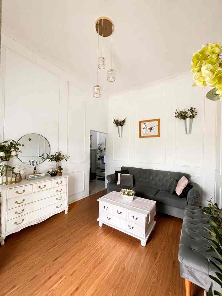 Living room dirumah ku memang terpisah dari ruang lainnya seperti family room dan dapur. Karena rumah tua ini memang tidak open space. 
Apalagi saya sering menerima tamu. 
Saya memberikan sofa dan bench di ruang tamu. Ruang tamu nya tidak luas berukuran 3x4 M. 
Gaya american classic terasa kuat ya. Dinding yang di moulding dan sofa chesterfield. 
Aku menambahkan bantal sofa berwarna pink agar lebih manis. Juga banyak bunga. Saya ingin yang masuk merasa homey dan betah.

Kabinet dan meja tamu yang bergaya vintage classic juga membuat ruangan ini bergaya classic.  #aesthetichomedecor #aestheticroom #homestyling #midcenturymodern #klasikhome #vintagehome #modernfarmhouse #americanclassic #livingroom #inspirasiruangtamu #koreanvintage #rumahyasmine #livingroomstyling
 #livingroomdecor
 #livingroommakeover
