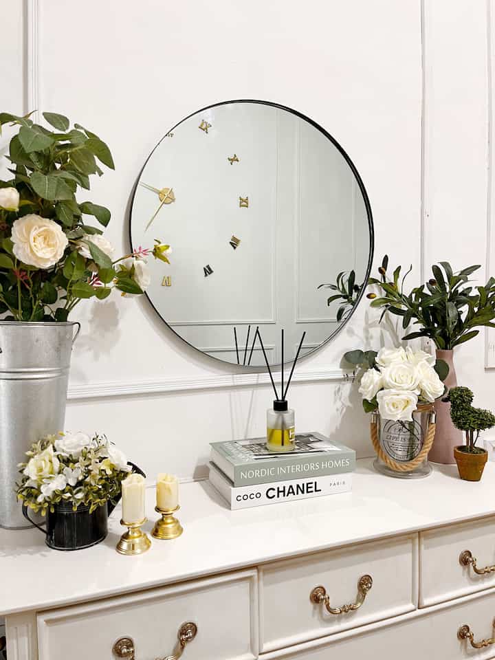 Area favorit ku diruang tamu. Lewat sini wajib ngaca. 
Diatas drawer aku letakkan banyak bunga. Karena aku suka saja biar terasa seperti taman bunga 😆 Diluar rumah sudah cukup melelahkan saat nya healing dirumah sendiri #aesthetichomedecor #aestheticroom #homestyling #midcenturymodern #klasikhome #vintagehome #modernfarmhouse #americanclassic #livingroom #inspirasiruangtamu #koreanvintage #rumahyasmine 