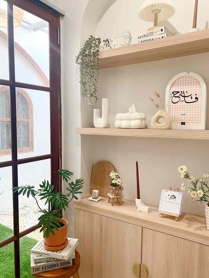 Sudut rumah..
Ambalan yang ad dirumah ini aku kasi printilan vas dan beberapa frame.. yang aku suka adalah frame bentuk arch ini.. gambar nya ad tulisan arab nama anak saya... 🤎🤎
Dibagian sudut jendela untuk dekorasi tambahan aku beri tanaman hidup philo yang berada d atas tumpukan buku. 
Semoga menginspirasi 🤎🤎

#japandi 
#rumahdeveloper 
#livewithkids 
#pontianak 
#rumahmungil 